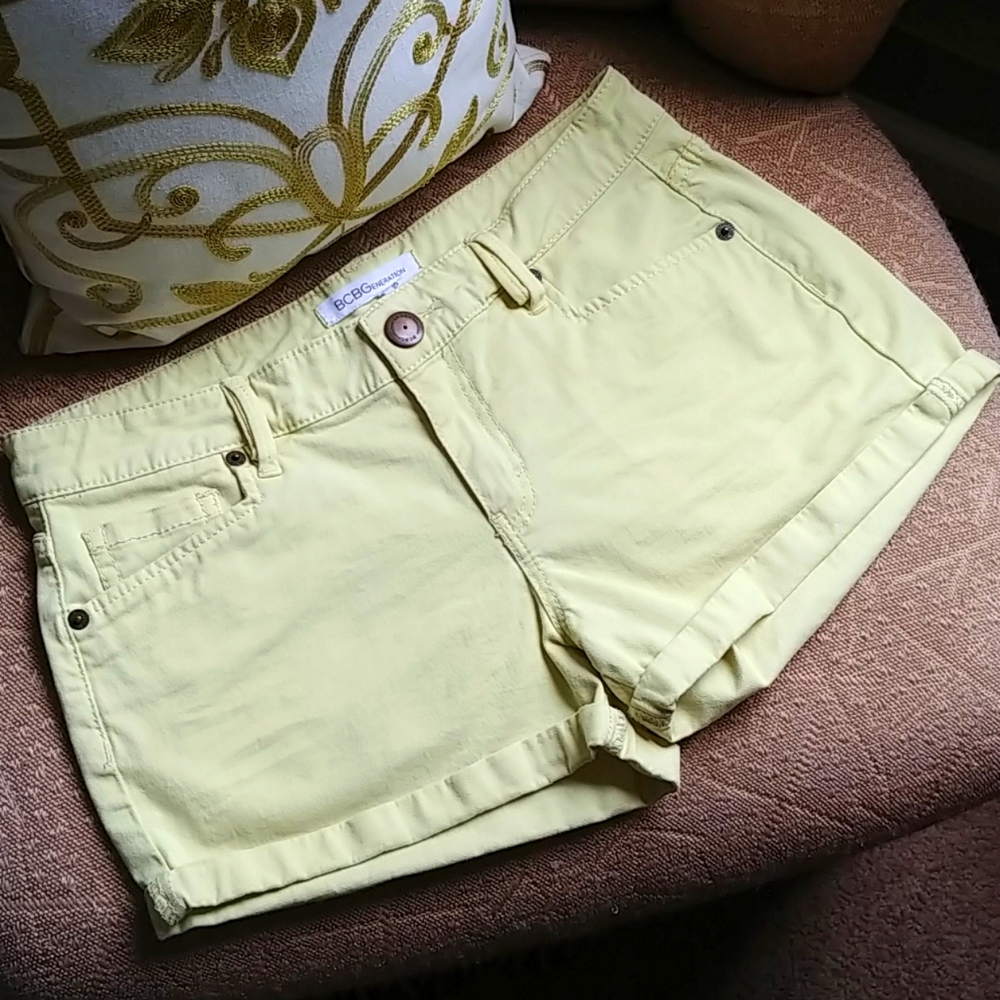 BCBGeneration💛Yellow Cuffed Shorts Size 25